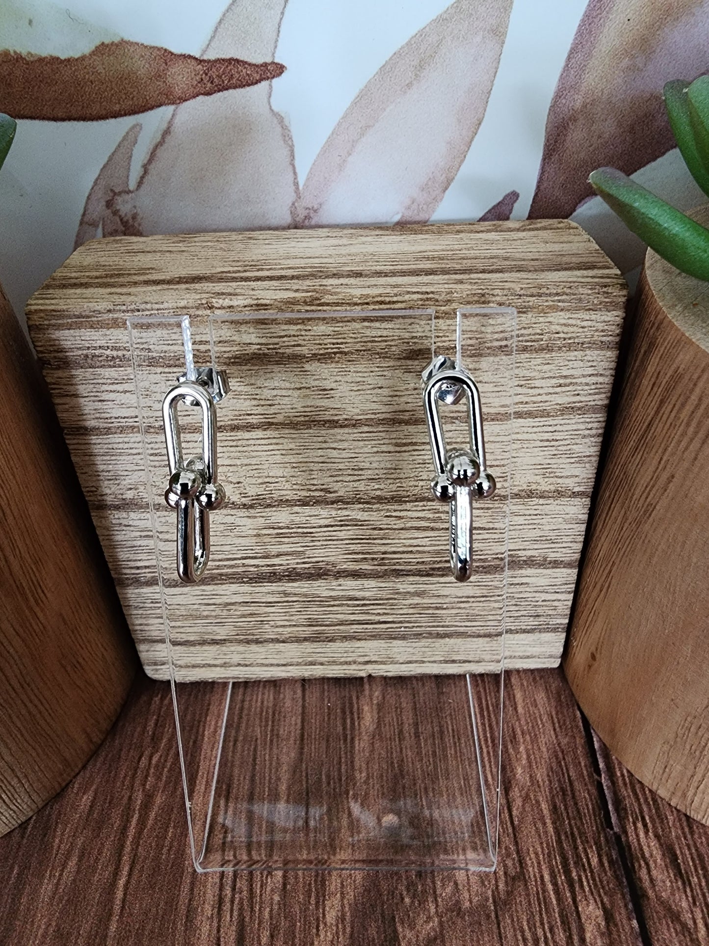 Load image into Gallery viewer, Link Knot Earrings
