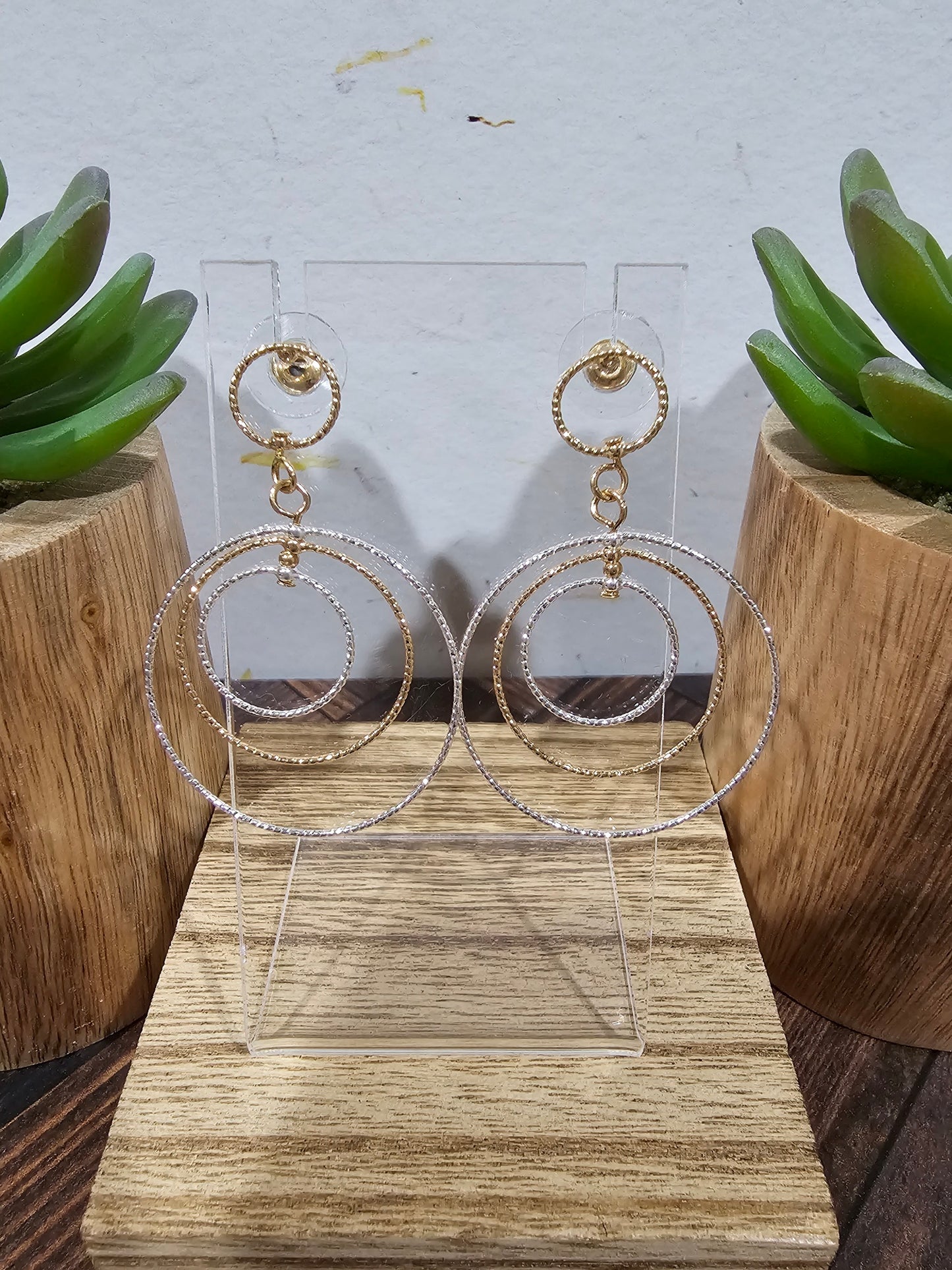 Load image into Gallery viewer, Mixed Metal Circle Earrings

