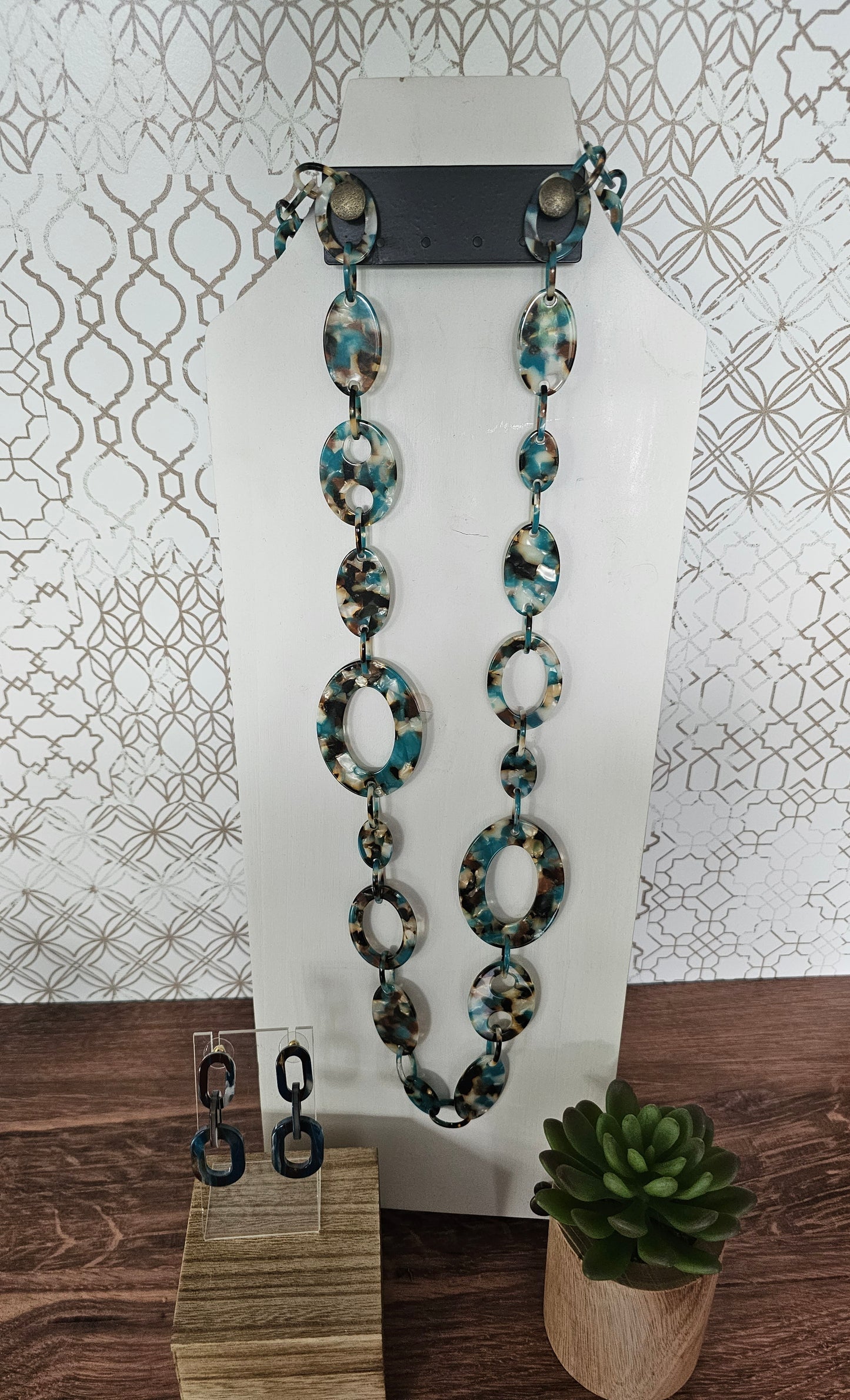 Load image into Gallery viewer, Long Tortoise Linked Necklace
