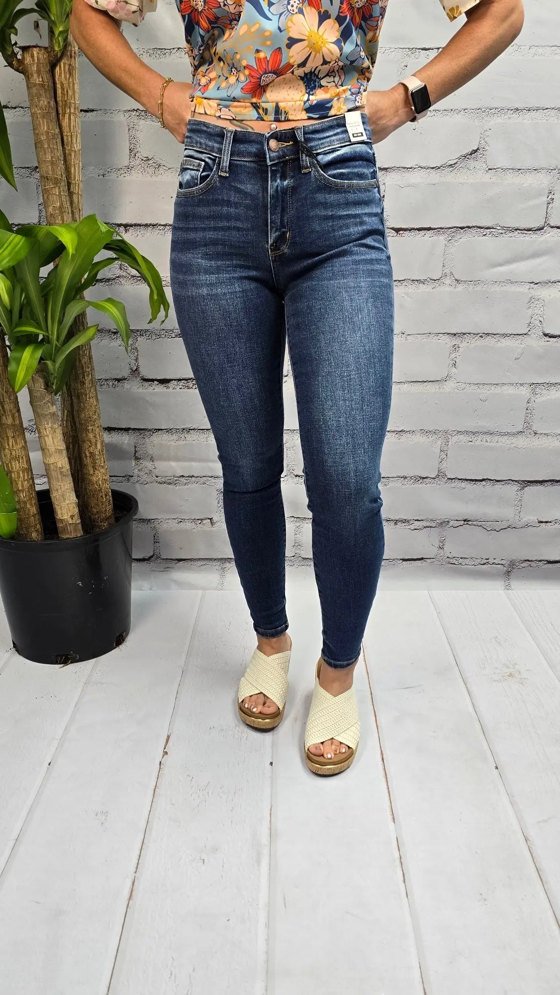 QUINN MID-RISE HANDSAND CLASSIC SKINNY Judy Blue