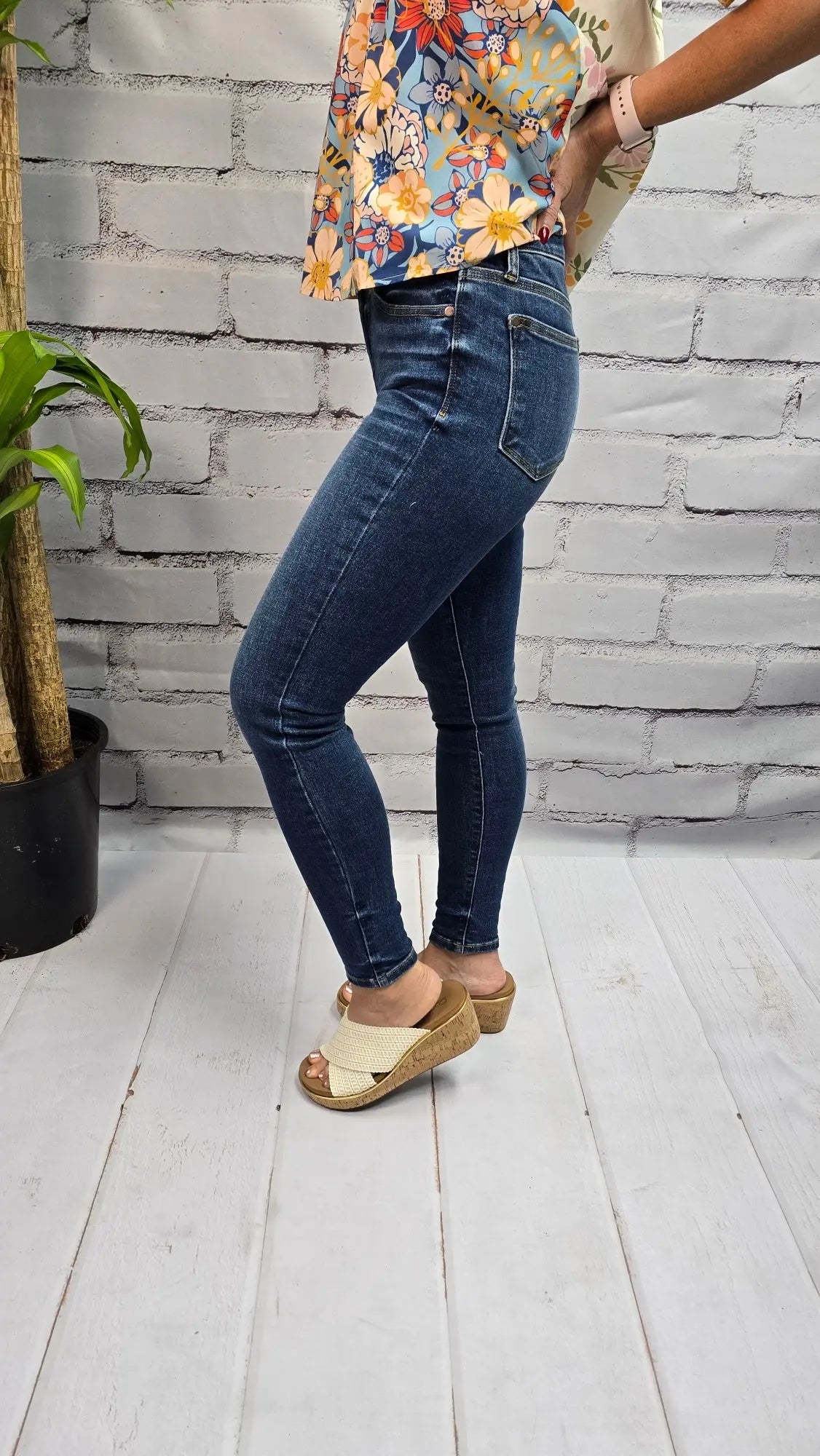 QUINN MID-RISE HANDSAND CLASSIC SKINNY Judy Blue