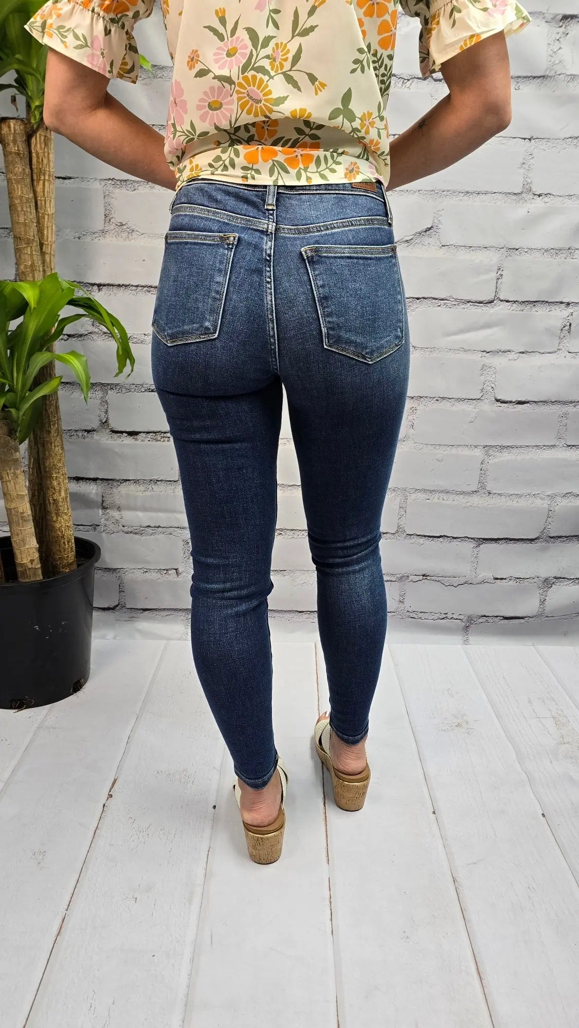 QUINN MID-RISE HANDSAND CLASSIC SKINNY Judy Blue