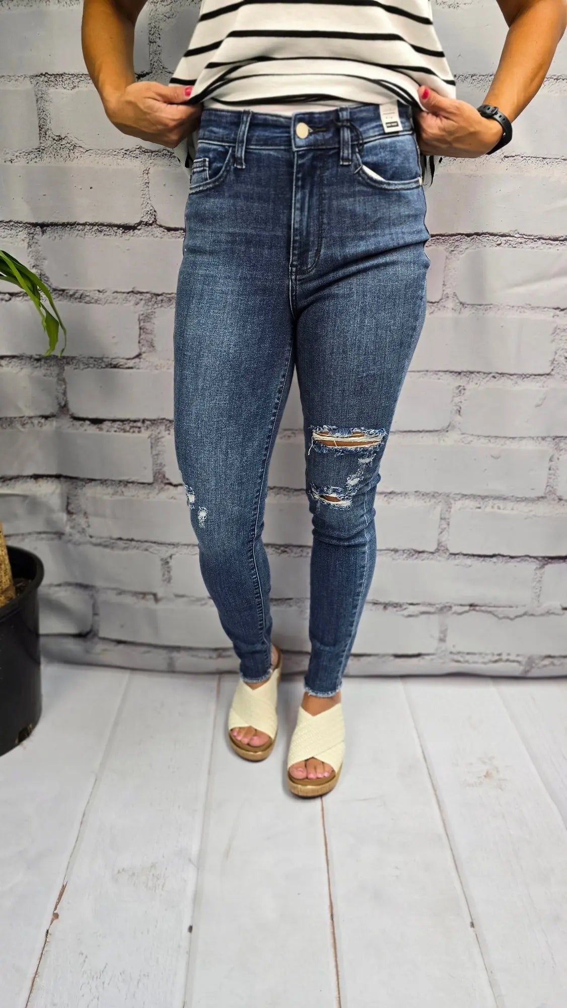 Nova HW Destroyed Skinny Judy Blue