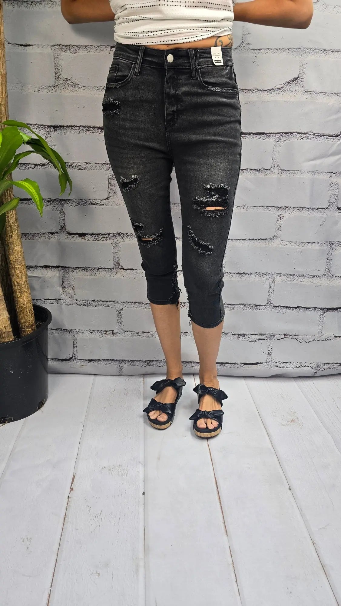 Arden Distressed Blk Capri Judy Blue