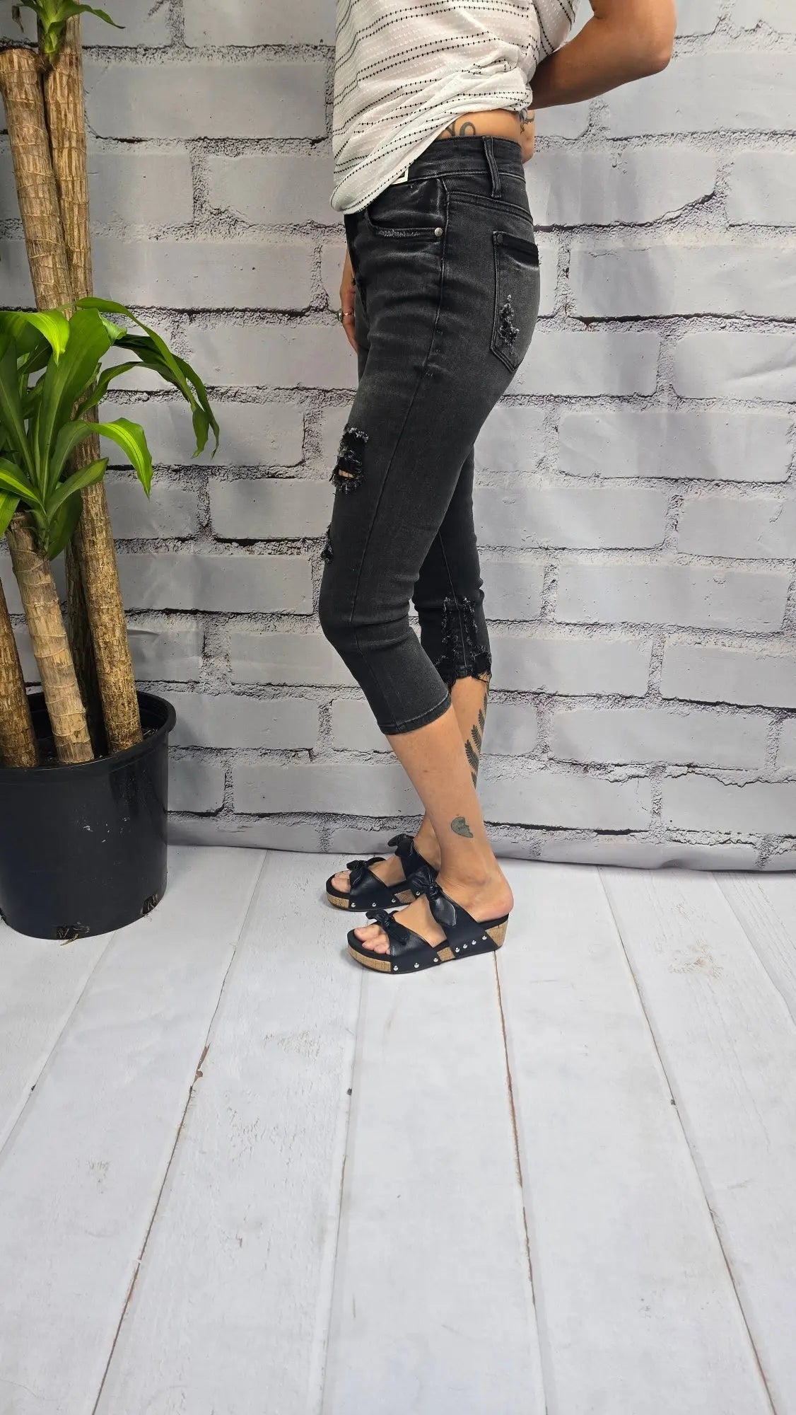 Arden Distressed Blk Capri Judy Blue