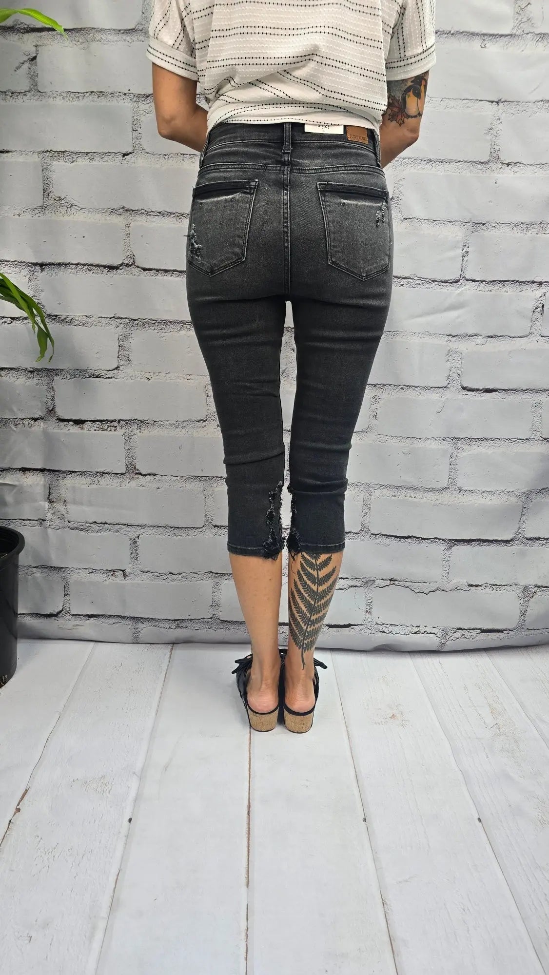 Arden Distressed Blk Capri Judy Blue