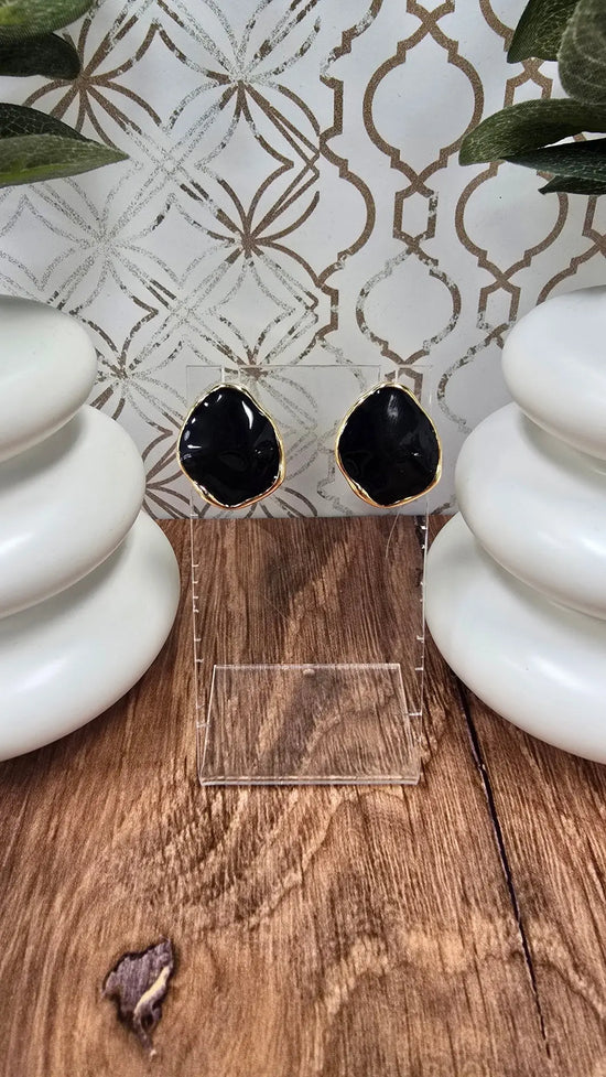 Blk oyster earrings What's Hot