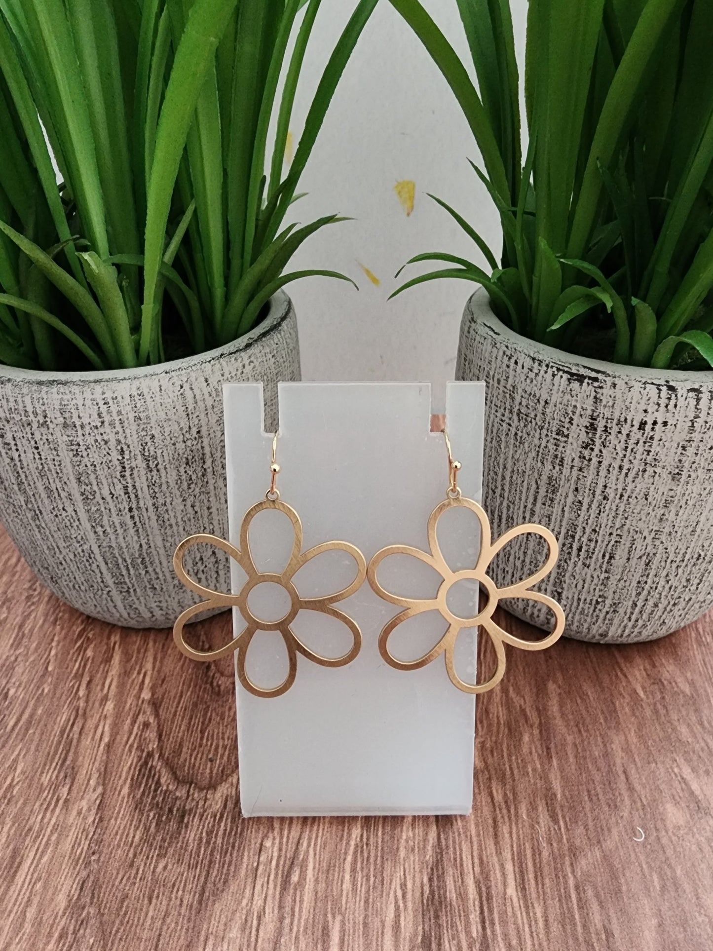 Load image into Gallery viewer, Gold Flower Earrings
