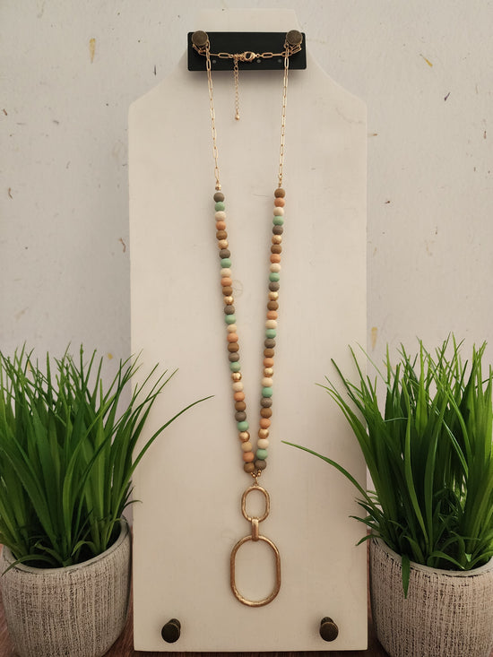 Load image into Gallery viewer, Wood bead necklace with pendandt
