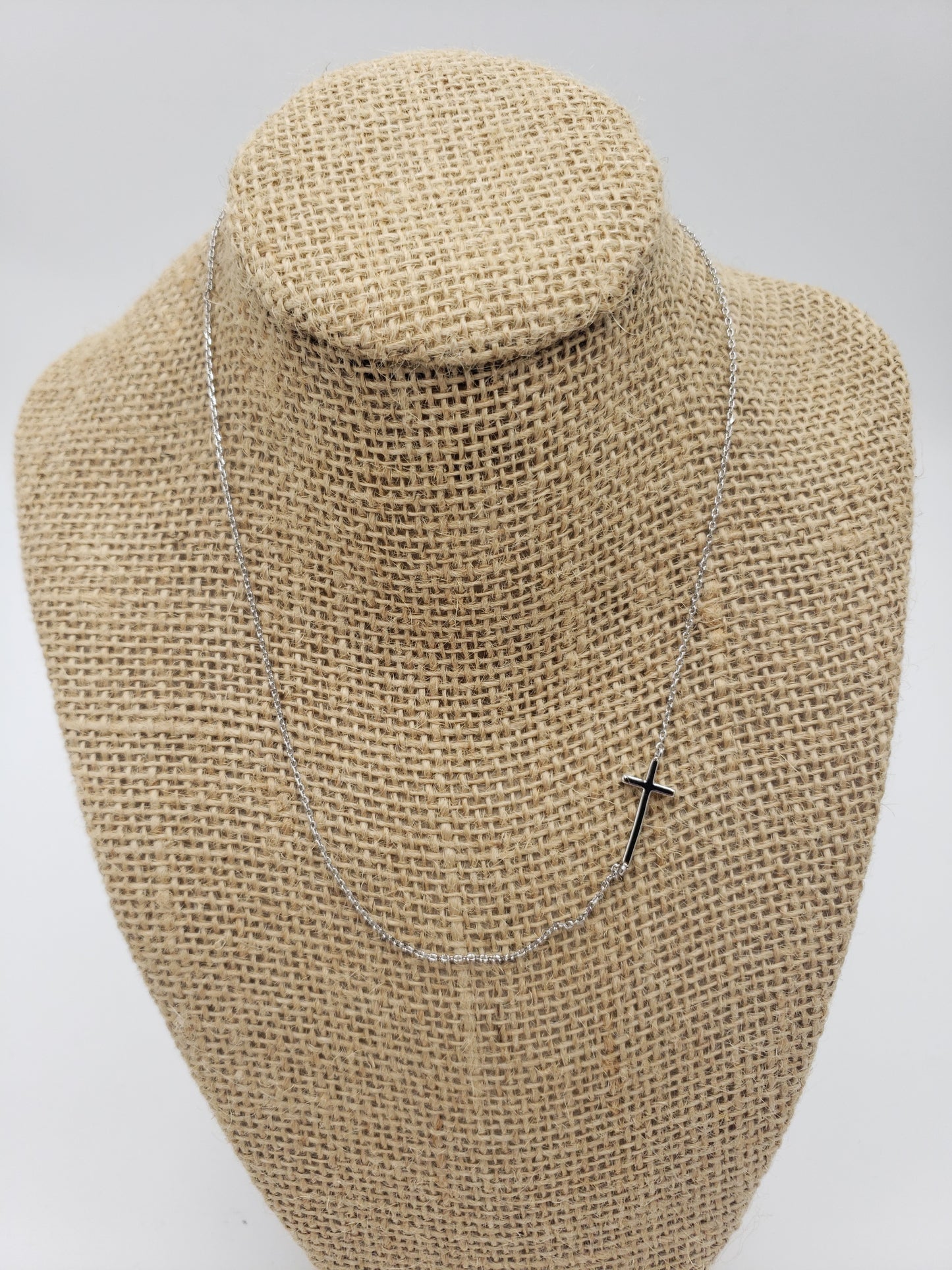 Side cross necklace